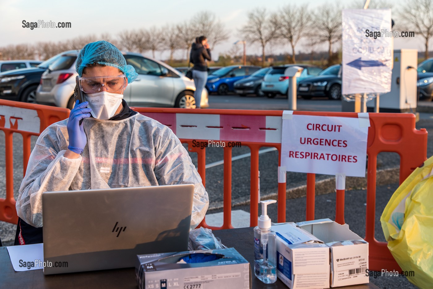 ENREGISTREMENT ET TRI DES VICTIMES, COVID 19, LES SAPEURS-POMPIERS ONT ORGANISE UN SAS DE PRE TRIAGE AUX URGENCES DU GRAND HOPITAL DE L'EST FRANCILIEN, JOSSIGNY, SEINE ET MARNE 