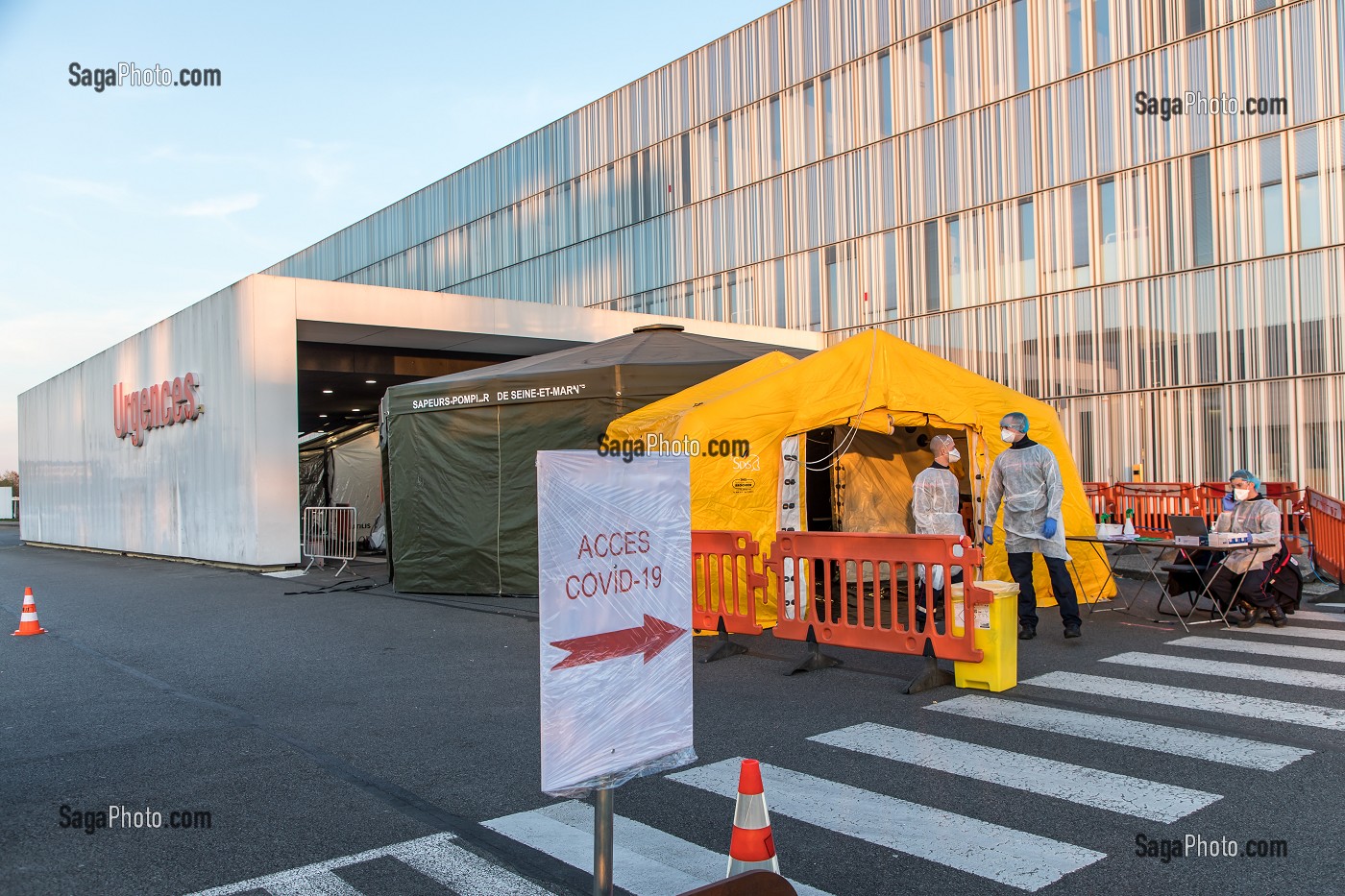 LES SAPEURS-POMPIERS ONT ORGANISE UN SAS DE PRE TRIAGE POUR LES PATIENTS ATTEINTS DU COVID 19 AUX URGENCES DU GRAND HOPITAL DE L'EST FRANCILIEN, JOSSIGNY, SEINE ET MARNE (77), UNE JOURNEE SUR LE FRONT DES INTERVENTIONS COVID 19 