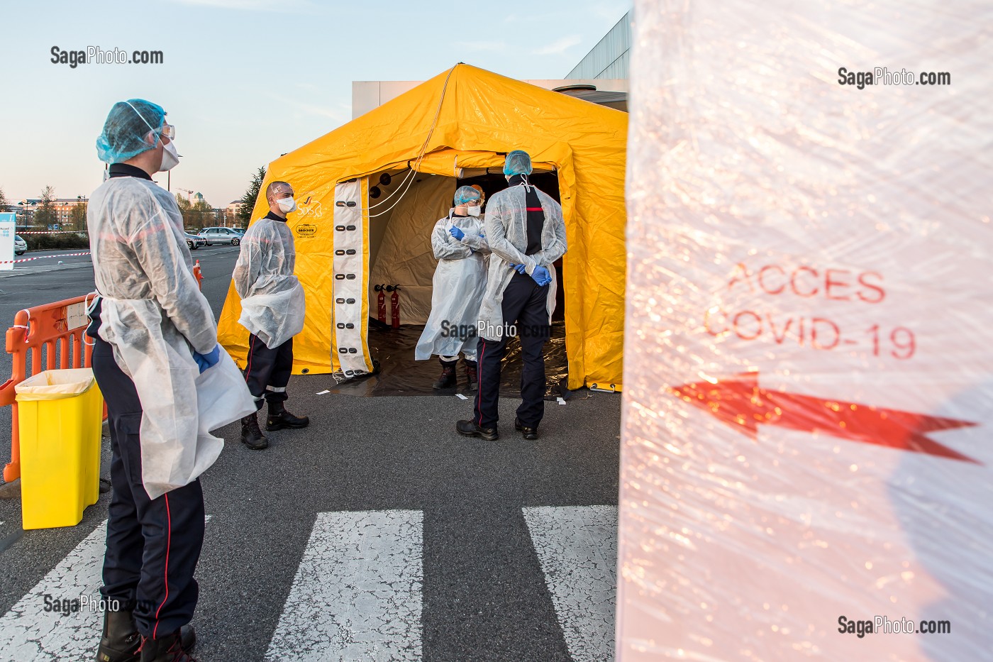 LES SAPEURS-POMPIERS ONT ORGANISE UN SAS DE PRE TRIAGE POUR LES PATIENTS ATTEINTS DU COVID 19 AUX URGENCES DU GRAND HOPITAL DE L'EST FRANCILIEN, JOSSIGNY, SEINE ET MARNE (77), UNE JOURNEE SUR LE FRONT DES INTERVENTIONS COVID 19 