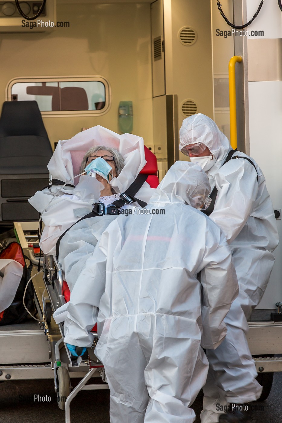 LES SAPEURS-POMPIERS ONT ORGANISE UN SAS DE PRE TRIAGE POUR LES PATIENTS ATTEINTS DU COVID 19 AUX URGENCES DU GRAND HOPITAL DE L'EST FRANCILIEN, JOSSIGNY, SEINE ET MARNE (77), UNE JOURNEE SUR LE FRONT DES INTERVENTIONS COVID 19 