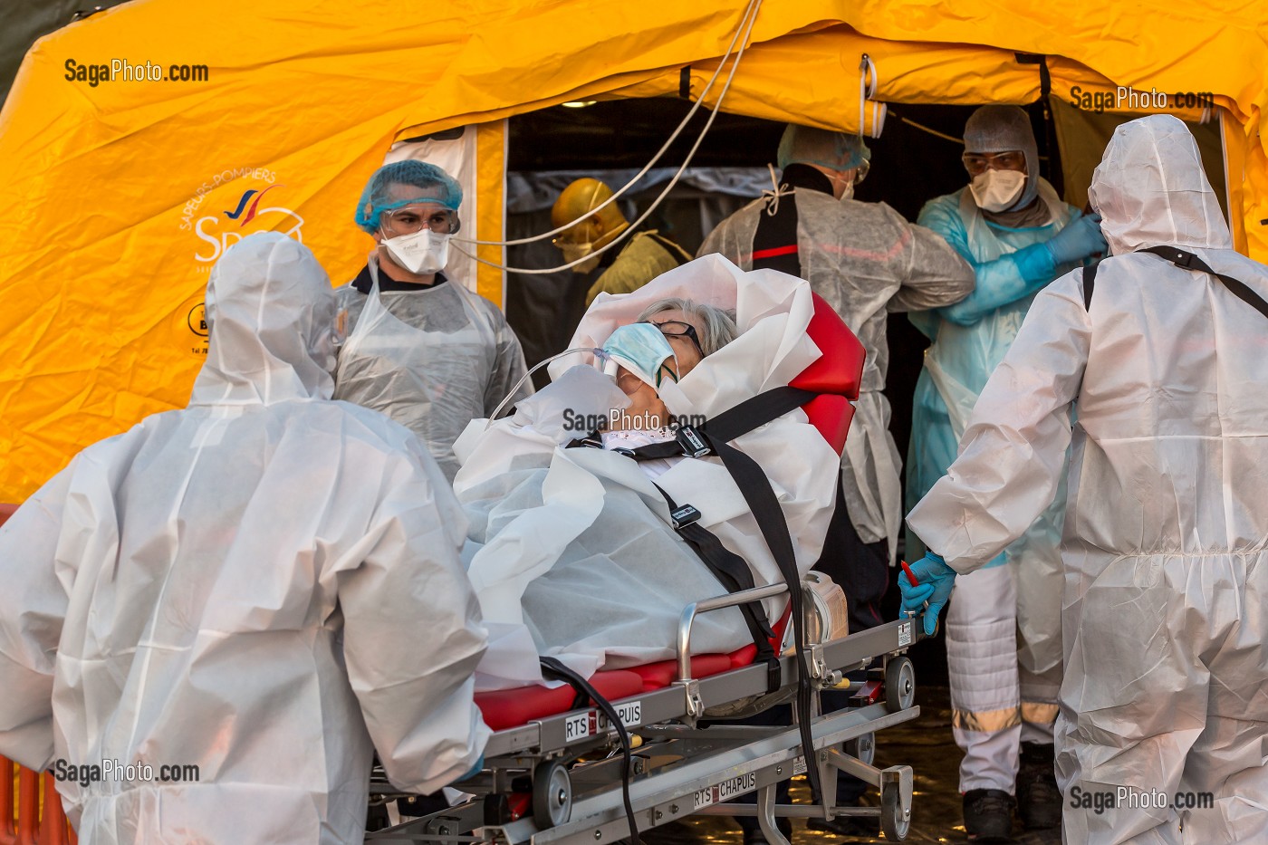 LES SAPEURS-POMPIERS ONT ORGANISE UN SAS DE PRE TRIAGE POUR LES PATIENTS ATTEINTS DU COVID 19 AUX URGENCES DU GRAND HOPITAL DE L'EST FRANCILIEN, JOSSIGNY, SEINE ET MARNE (77), UNE JOURNEE SUR LE FRONT DES INTERVENTIONS COVID 19 