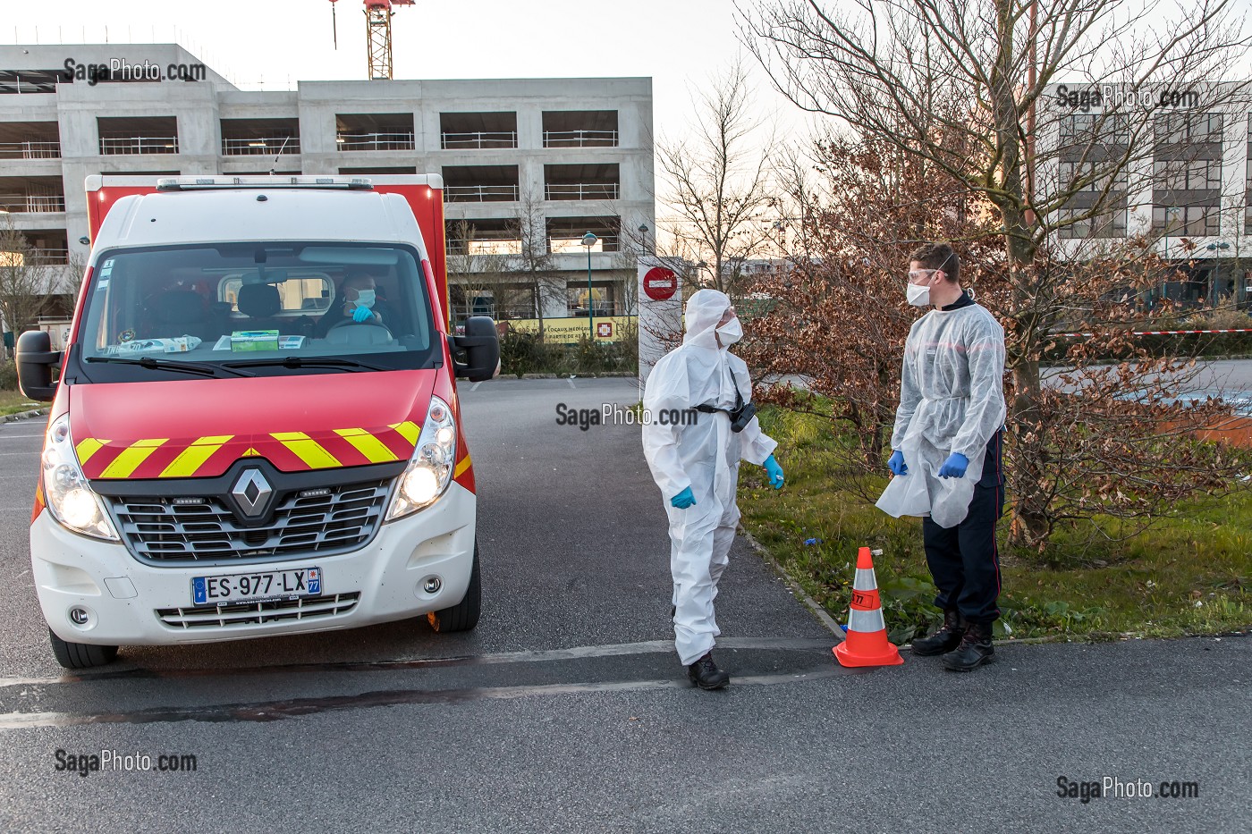 LES SAPEURS-POMPIERS ONT ORGANISE UN SAS DE PRE TRIAGE POUR LES PATIENTS ATTEINTS DU COVID 19 AUX URGENCES DU GRAND HOPITAL DE L'EST FRANCILIEN, JOSSIGNY, SEINE ET MARNE (77), UNE JOURNEE SUR LE FRONT DES INTERVENTIONS COVID 19 