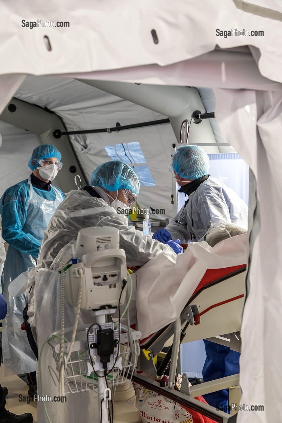 LES SAPEURS-POMPIERS ONT ORGANISE UN SAS DE PRE TRIAGE POUR LES PATIENTS ATTEINTS DU COVID 19 AUX URGENCES DU GRAND HOPITAL DE L'EST FRANCILIEN, JOSSIGNY, SEINE ET MARNE (77), UNE JOURNEE SUR LE FRONT DES INTERVENTIONS COVID 19 