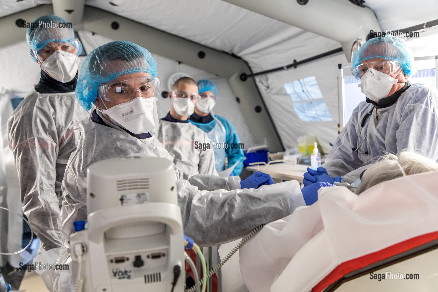 LES SAPEURS-POMPIERS ONT ORGANISE UN SAS DE PRE TRIAGE POUR LES PATIENTS ATTEINTS DU COVID 19 AUX URGENCES DU GRAND HOPITAL DE L'EST FRANCILIEN, JOSSIGNY, SEINE ET MARNE (77), UNE JOURNEE SUR LE FRONT DES INTERVENTIONS COVID 19 
