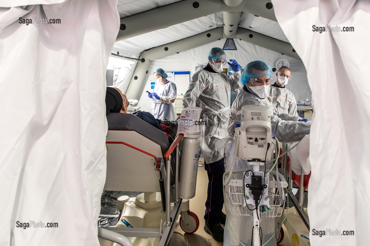 LES SAPEURS-POMPIERS ONT ORGANISE UN SAS DE PRE TRIAGE POUR LES PATIENTS ATTEINTS DU COVID 19 AUX URGENCES DU GRAND HOPITAL DE L'EST FRANCILIEN, JOSSIGNY, SEINE ET MARNE (77), UNE JOURNEE SUR LE FRONT DES INTERVENTIONS COVID 19 