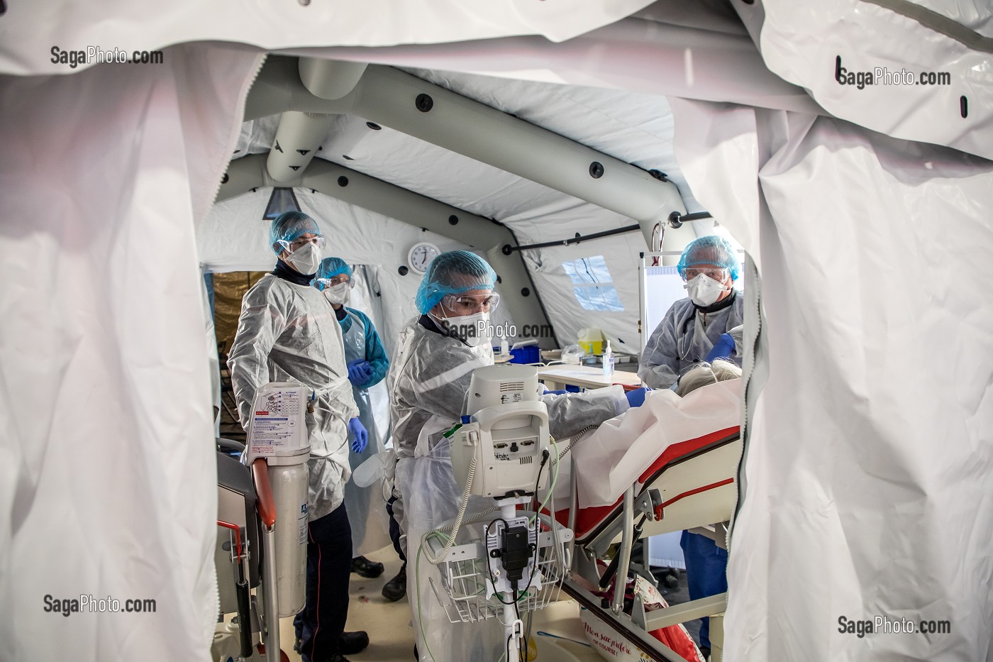 LES SAPEURS-POMPIERS ONT ORGANISE UN SAS DE PRE TRIAGE POUR LES PATIENTS ATTEINTS DU COVID 19 AUX URGENCES DU GRAND HOPITAL DE L'EST FRANCILIEN, JOSSIGNY, SEINE ET MARNE (77), UNE JOURNEE SUR LE FRONT DES INTERVENTIONS COVID 19 