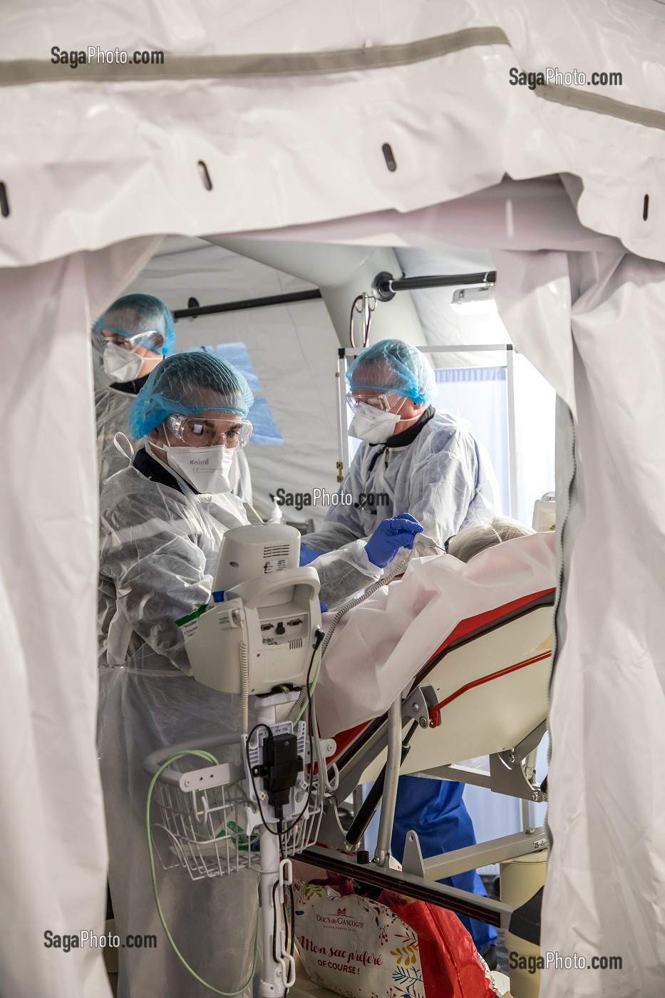 LES SAPEURS-POMPIERS ONT ORGANISE UN SAS DE PRE TRIAGE POUR LES PATIENTS ATTEINTS DU COVID 19 AUX URGENCES DU GRAND HOPITAL DE L'EST FRANCILIEN, JOSSIGNY, SEINE ET MARNE (77), UNE JOURNEE SUR LE FRONT DES INTERVENTIONS COVID 19 