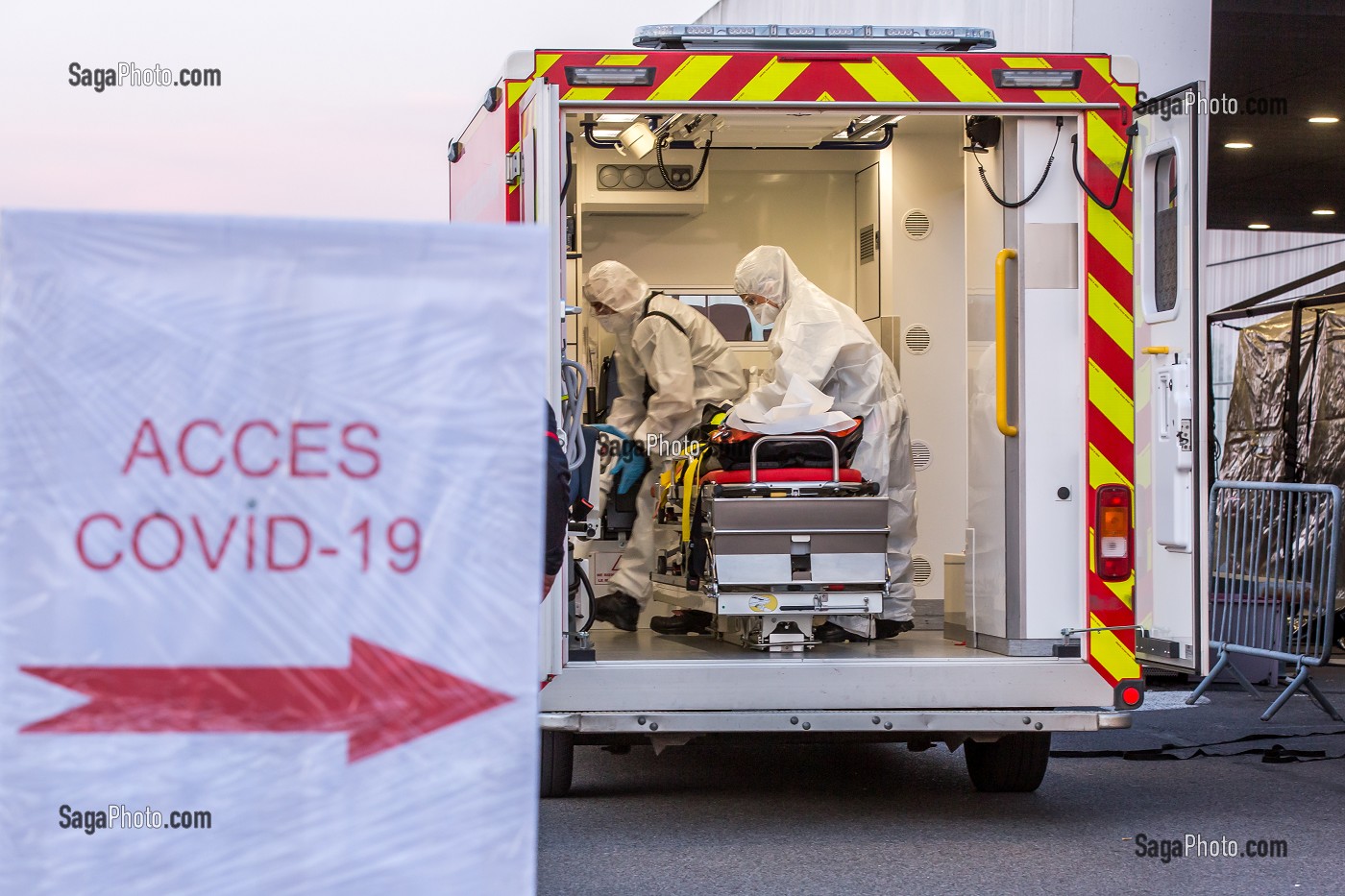 LES SAPEURS-POMPIERS ONT ORGANISE UN SAS DE PRE TRIAGE POUR LES PATIENTS ATTEINTS DU COVID 19 AUX URGENCES DU GRAND HOPITAL DE L'EST FRANCILIEN, JOSSIGNY, SEINE ET MARNE (77), UNE JOURNEE SUR LE FRONT DES INTERVENTIONS COVID 19 