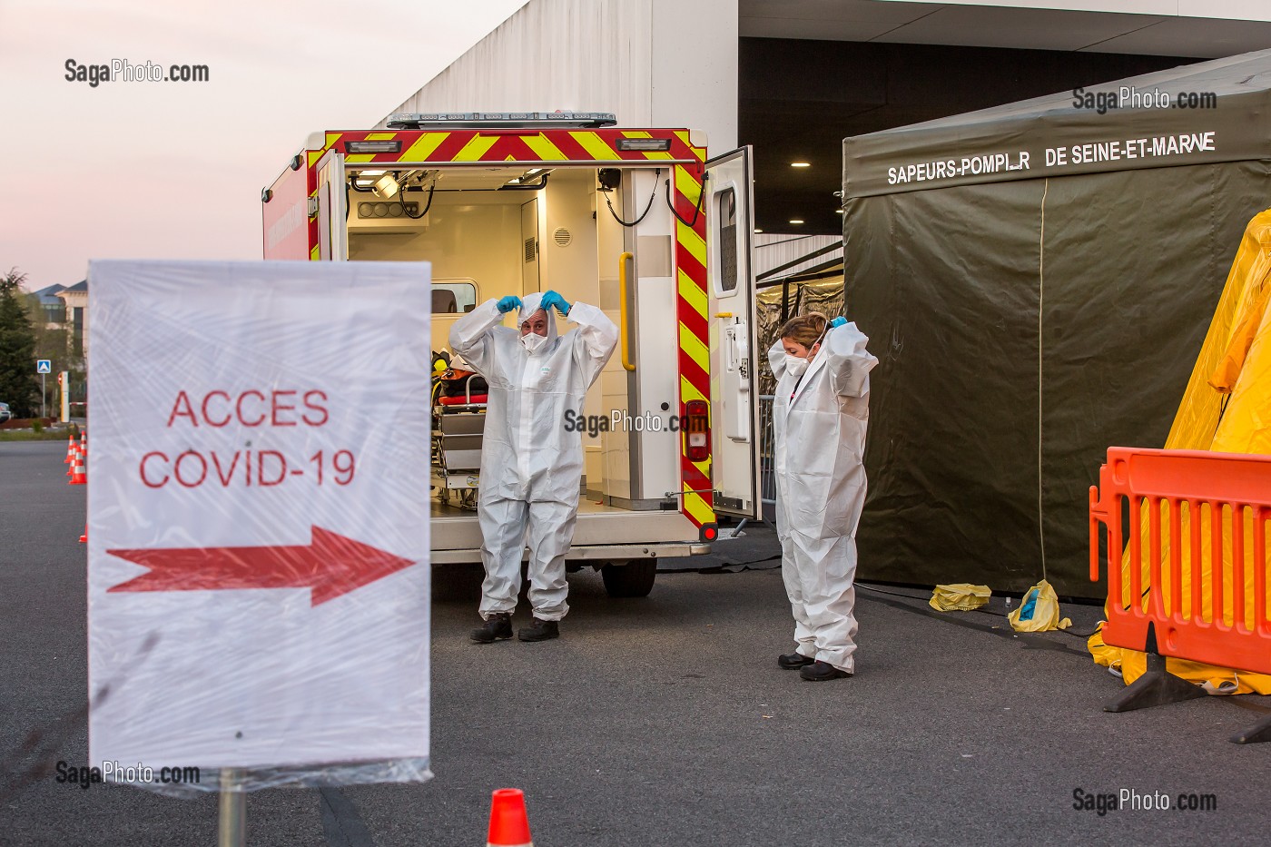 LES SAPEURS-POMPIERS ONT ORGANISE UN SAS DE PRE TRIAGE POUR LES PATIENTS ATTEINTS DU COVID 19 AUX URGENCES DU GRAND HOPITAL DE L'EST FRANCILIEN, JOSSIGNY, SEINE ET MARNE (77), UNE JOURNEE SUR LE FRONT DES INTERVENTIONS COVID 19 