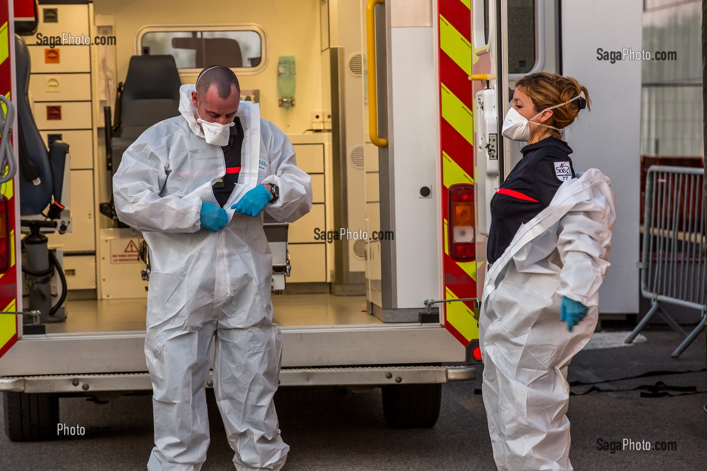LES SAPEURS-POMPIERS ONT ORGANISE UN SAS DE PRE TRIAGE POUR LES PATIENTS ATTEINTS DU COVID 19 AUX URGENCES DU GRAND HOPITAL DE L'EST FRANCILIEN, JOSSIGNY, SEINE ET MARNE (77), UNE JOURNEE SUR LE FRONT DES INTERVENTIONS COVID 19 