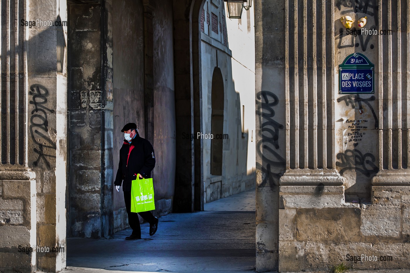 HOMME FAISANT SES COURSES AVEC UN MASQUE, PANDEMIE COVID 19, PLACE DES VOSGES, 4EME ARRONDISSEMENT, PARIS, FRANCE, EUROPE 