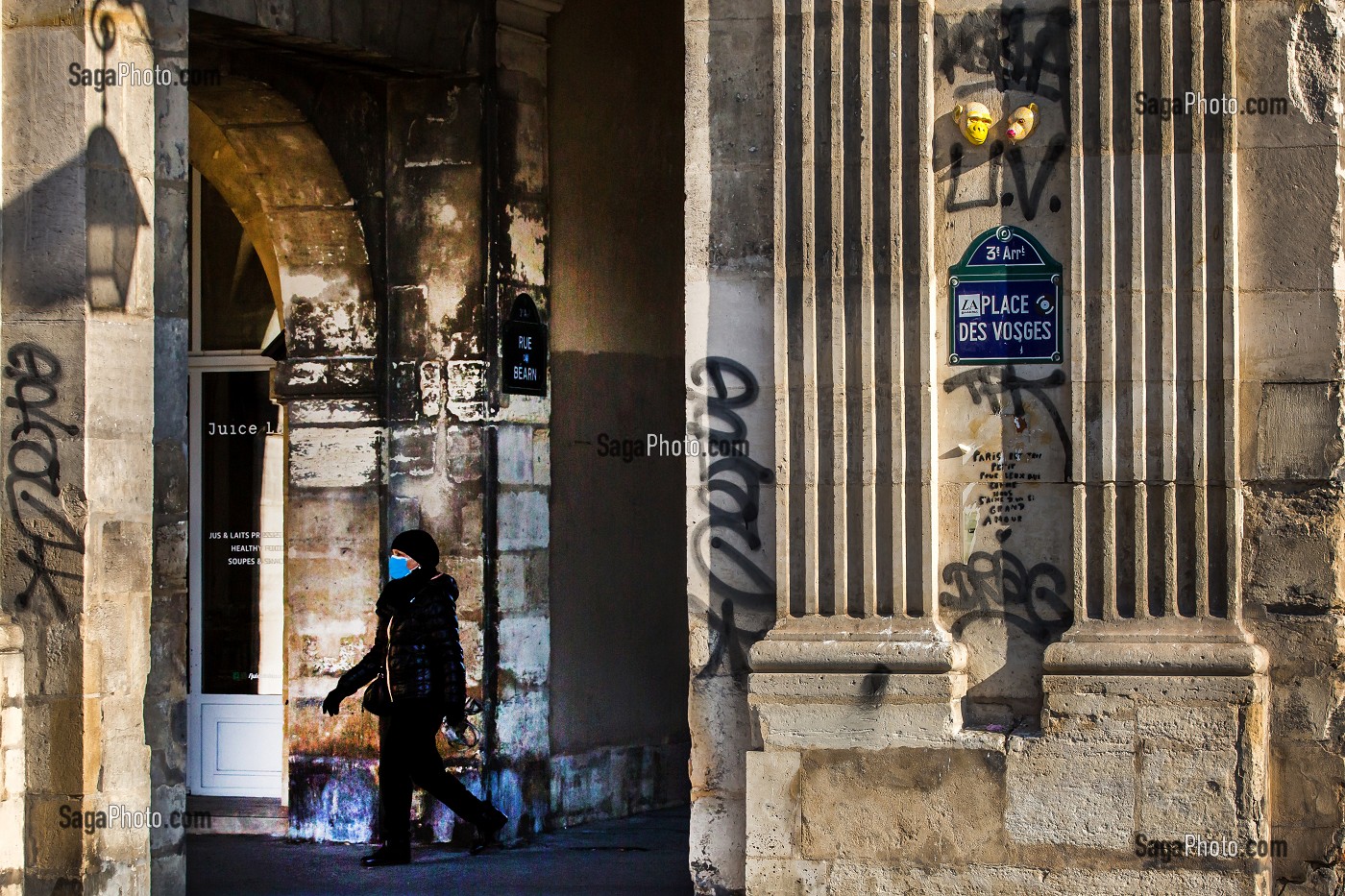 FEMME FAISANT SES COURSES AVEC UN MASQUE, PANDEMIE COVID 19, PLACE DES VOSGES, 4EME ARRONDISSEMENT, PARIS, FRANCE, EUROPE 