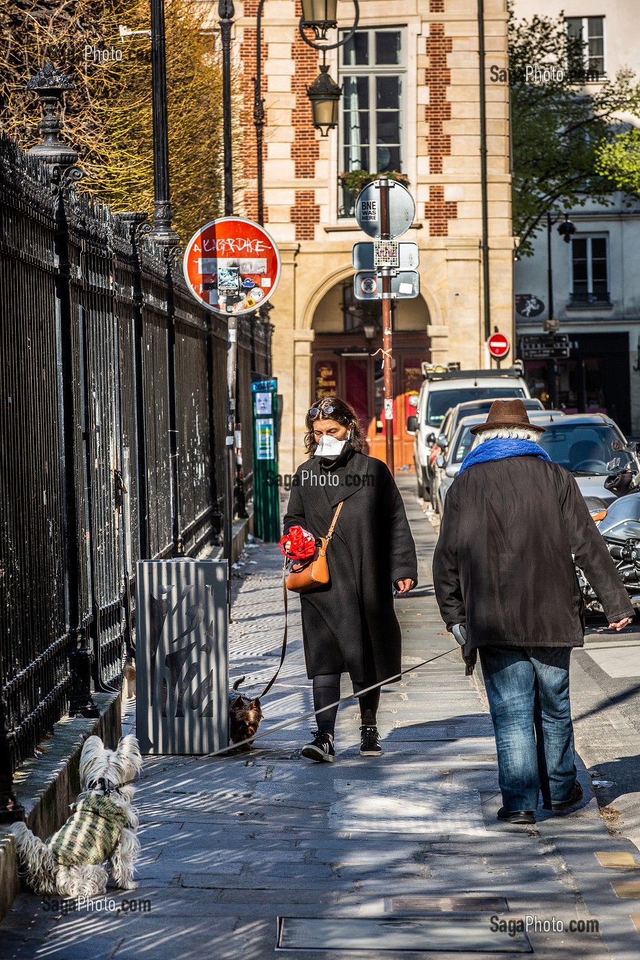 UNE FEMME ET UN HOMME PROMENENT LEUR CHIEN AVEC UN MASQUE, PANDEMIE COVID 19, PLACE DES VOSGES, PARIS, 4EME ARRONDISSEMENT, FRANCE, EUROPE 