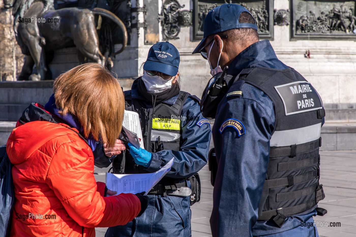 CONTROLE D'ATTESTATION DE DEPLACEMENT DEROGATOIRE LORS DU CONFINEMENT DE LA PANDEMIE DU COVID 19 PAR DES AGENTS DE SURVEILLANCE DE PARIS, ASP, PLACE DE LA REPUBLIQUE, PARIS, ILE DE FRANCE 