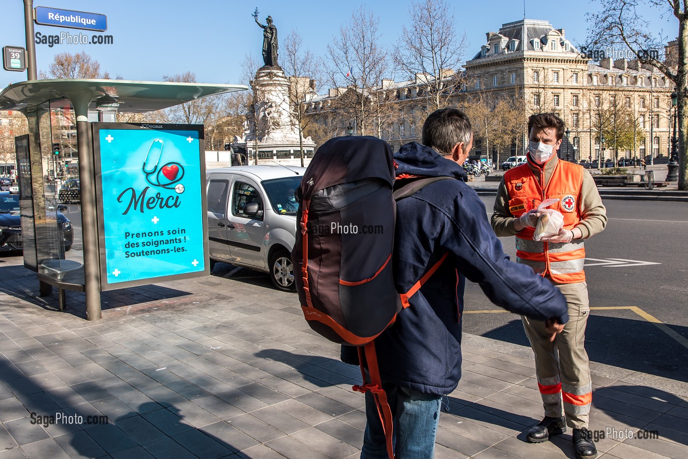 MARAUDE D'EQUIPIERS DE LA CROIX ROUGE POUR DISTRIBUER DES PANIERS REPAS AUX SDF LORS DU CONFINEMENT DE LA PANDEMIE DU COVID 19, PLACE DE LA REPUBLIQUE, PARIS, ILE DE FRANCE 