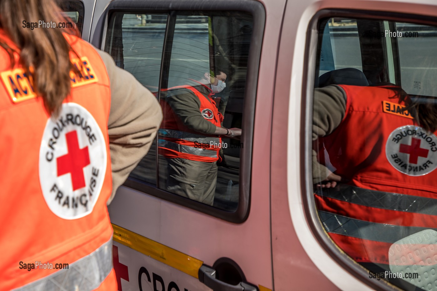 MARAUDE D'EQUIPIERS DE LA CROIX ROUGE POUR DISTRIBUER DES PANIERS REPAS AUX SDF LORS DU CONFINEMENT DE LA PANDEMIE DU COVID 19, PLACE DE LA REPUBLIQUE, PARIS, ILE DE FRANCE 