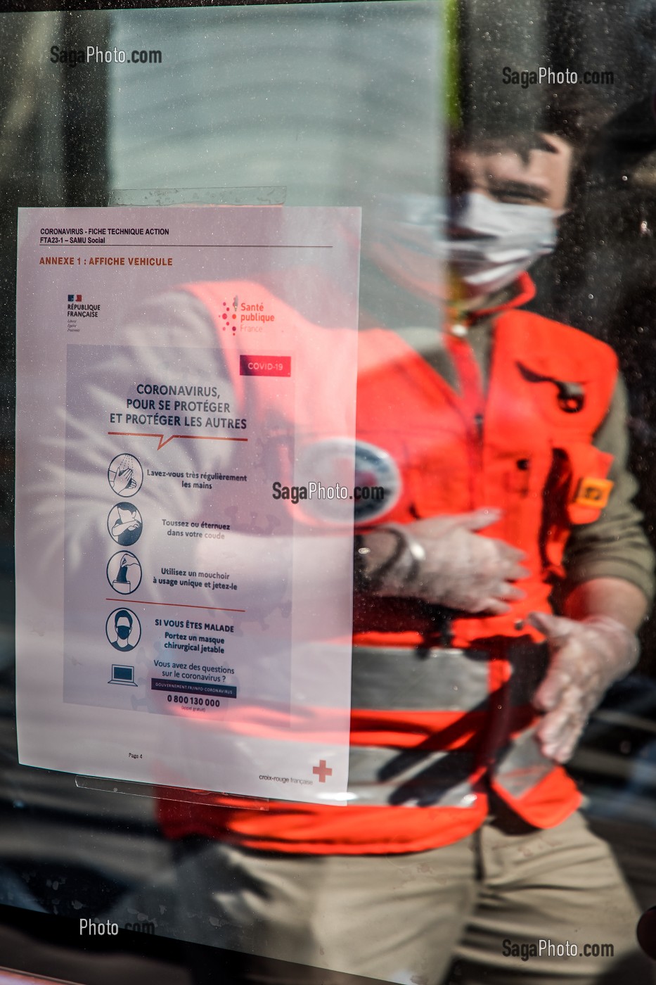 MARAUDE D'EQUIPIERS DE LA CROIX ROUGE POUR DISTRIBUER DES PANIERS REPAS AUX SDF LORS DU CONFINEMENT DE LA PANDEMIE DU COVID 19, PLACE DE LA REPUBLIQUE, PARIS, ILE DE FRANCE 