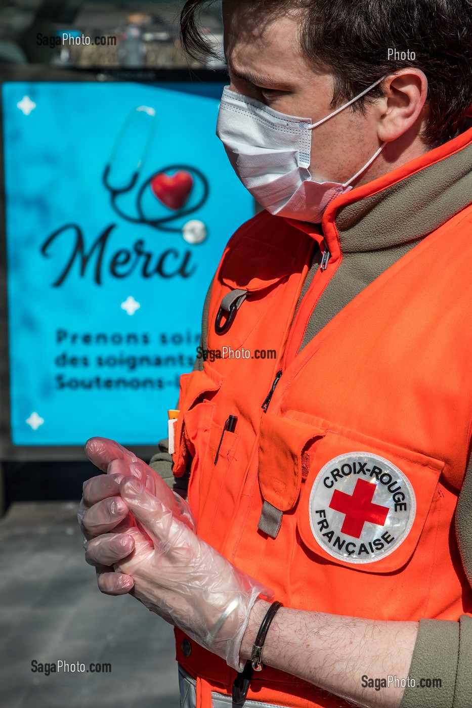 MARAUDE D'EQUIPIERS DE LA CROIX ROUGE POUR DISTRIBUER DES PANIERS REPAS AUX SDF LORS DU CONFINEMENT DE LA PANDEMIE DU COVID 19, PLACE DE LA REPUBLIQUE, PARIS, ILE DE FRANCE 