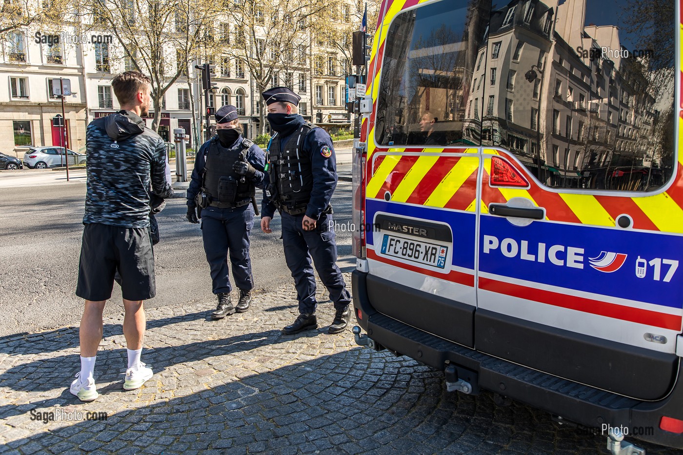 CONTROLE DE POLICE, VERIFICATION DES ATTESTATIONS DE DEPLACEMENT DEROGATOIRE LORS DU CONFINEMENT DE LA PANDEMIE DU COVID 19 PAR LA POLICE NATIONALE, QUAI DE L'HOTEL DE VILLE, PARIS, ILE DE FRANCE 