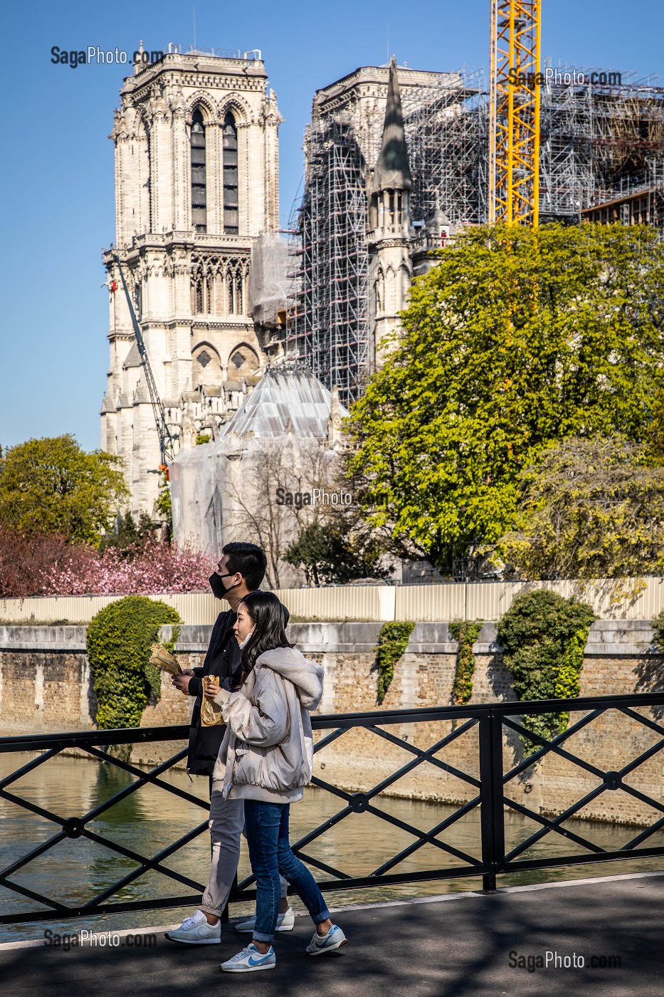 COUPLE DE TOURISTES CHINOIS PENDANT LE CONFINEMENT AVEC UN MASQUE DEVANT NOTRE DAME, PONT DE L'ARCHEVECHE, PARIS, 1ER ARRONDISSEMENT, ILE-DE-FRANCE  