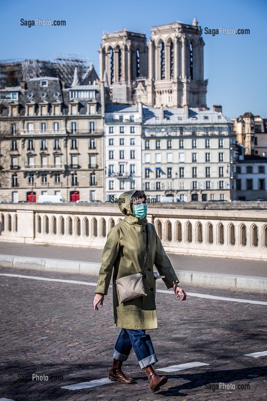 FEMME AVEC UN MASQUE DEVANT NOTRE DAME ET L'ILE DE LA CITE, PONT LOUIS PHILIPPE, PARIS, 1ER ARRONDISSEMENT, ILE-DE-FRANCE  