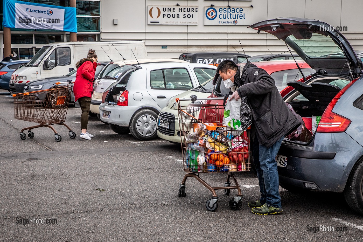 COURSES EN CONFINEMENT LORS DE LA PANDEMIE DU COVID 19, SUPERMARCHE E. LECLERC DE VITRY SUR SEINE, VAL DE MARNE (94), ILE DE FRANCE 