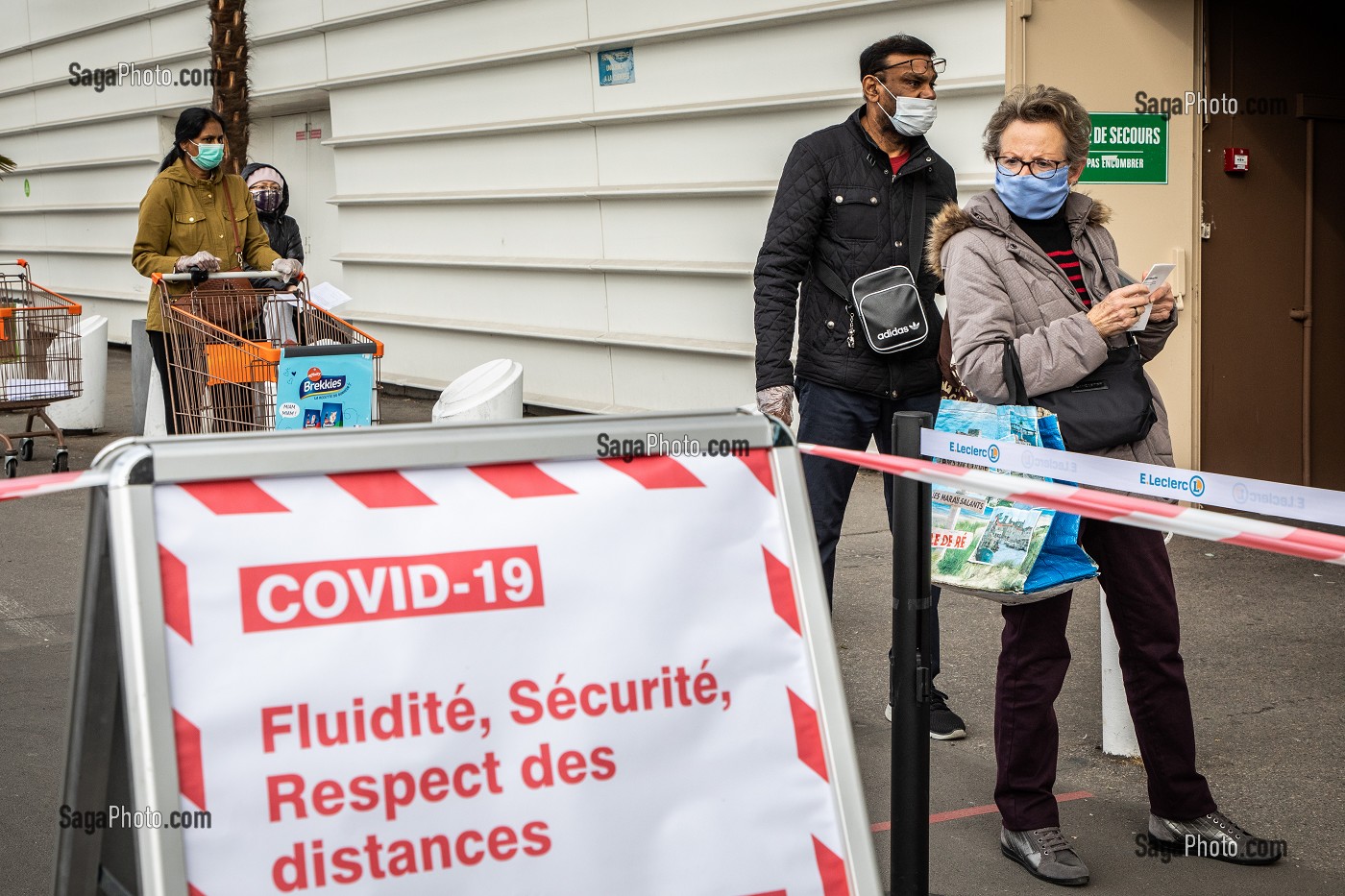 COURSES EN CONFINEMENT LORS DE LA PANDEMIE DU COVID 19, SUPERMARCHE E. LECLERC DE VITRY SUR SEINE, VAL DE MARNE (94), ILE DE FRANCE 