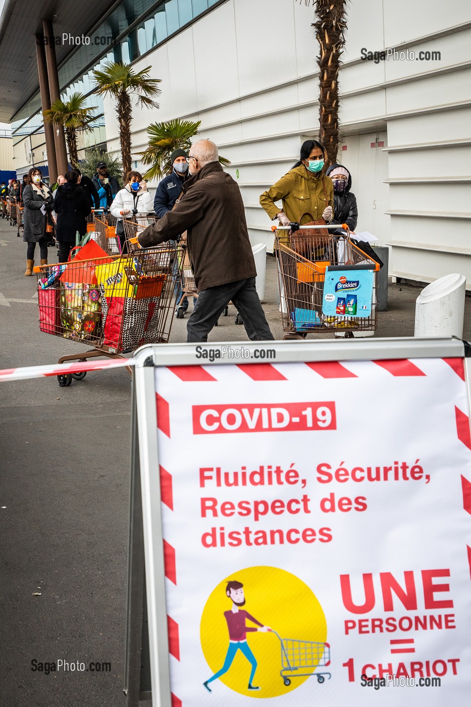 COURSES EN CONFINEMENT LORS DE LA PANDEMIE DU COVID 19, SUPERMARCHE E. LECLERC DE VITRY SUR SEINE, VAL DE MARNE (94), ILE DE FRANCE 