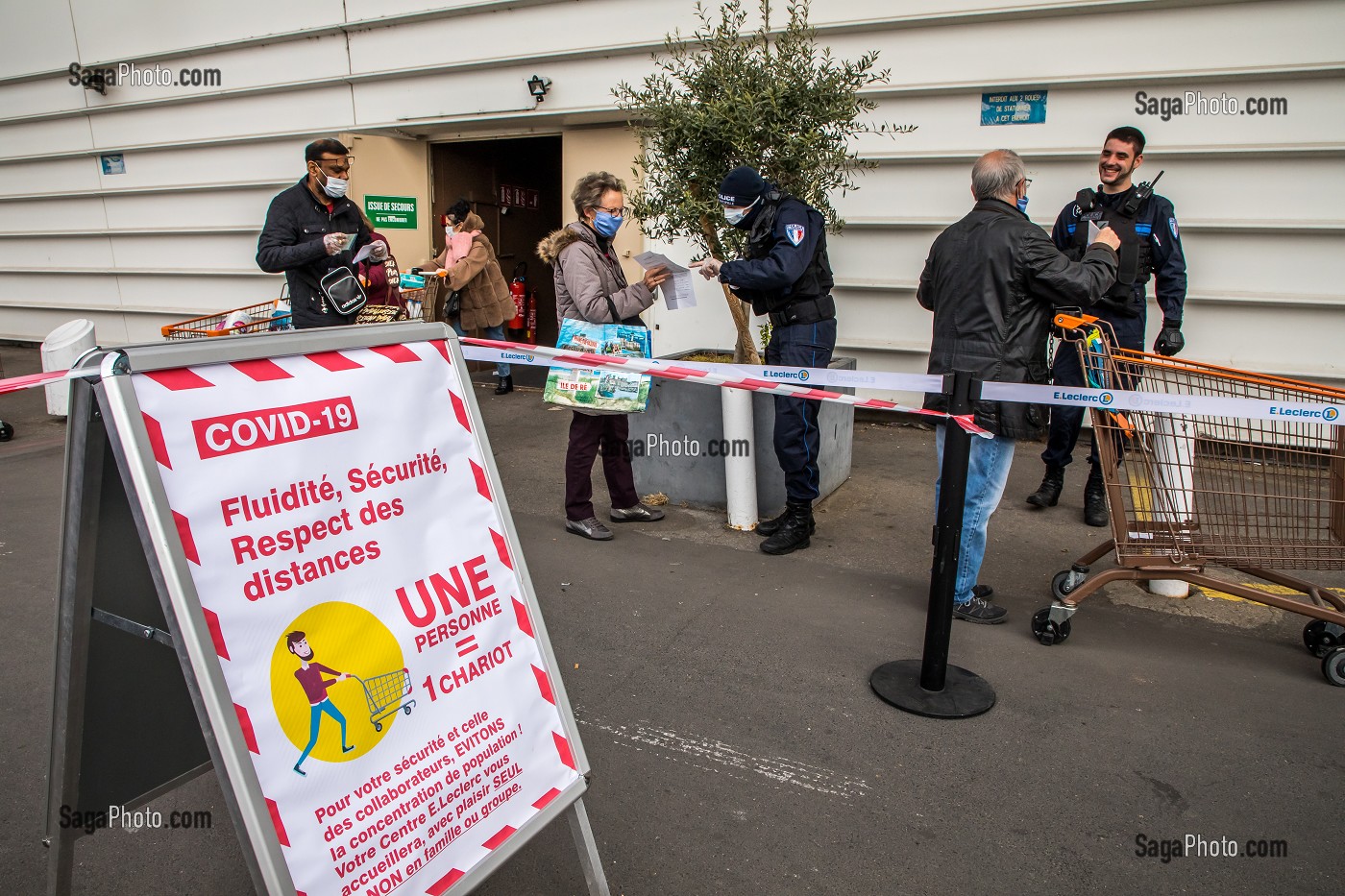 FILE D'ATTENTE, COURSES EN CONFINEMENT, CONTROLE, VERIFICATION DES ATTESTATIONS DE DEPLACEMENT DEROGATOIRE LORS DU CONFINEMENT DE LA PANDEMIE DU COVID 19 PAR DES POLICIERS MUNICIPAUX DEVANT LE CENTRE COMMERCIAL LECLERC, VITRY SUR SEINE, ILE DE FRANCE 