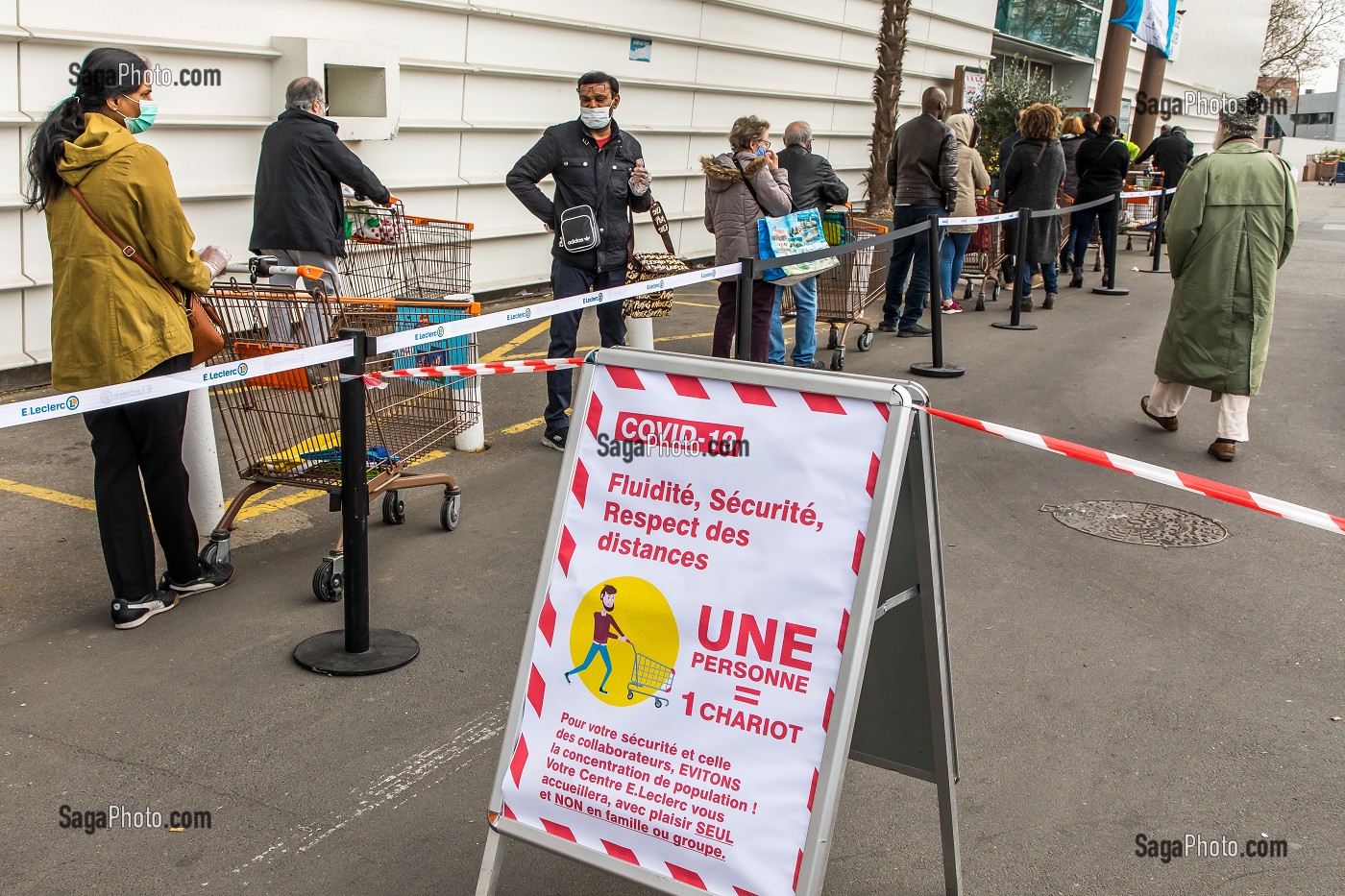 COURSES EN CONFINEMENT LORS DE LA PANDEMIE DU COVID 19, SUPERMARCHE E.LECLERC DE VITRY SUR SEINE, VAL DE MARNE (94), ILE DE FRANCE 