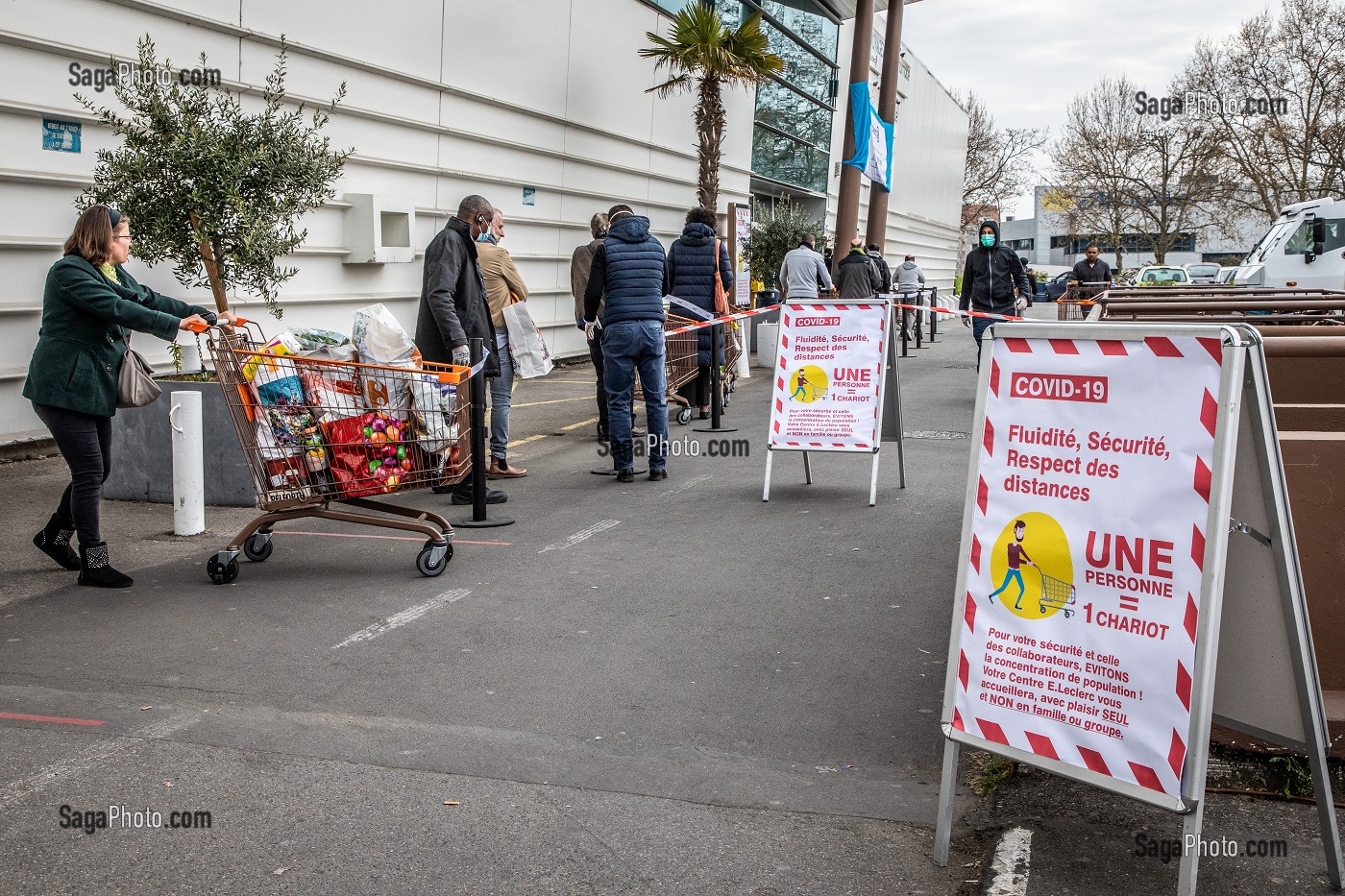 COURSES EN CONFINEMENT LORS DE LA PANDEMIE DU COVID 19, SUPERMARCHE E.LECLERC DE VITRY SUR SEINE, VAL DE MARNE (94), ILE DE FRANCE 