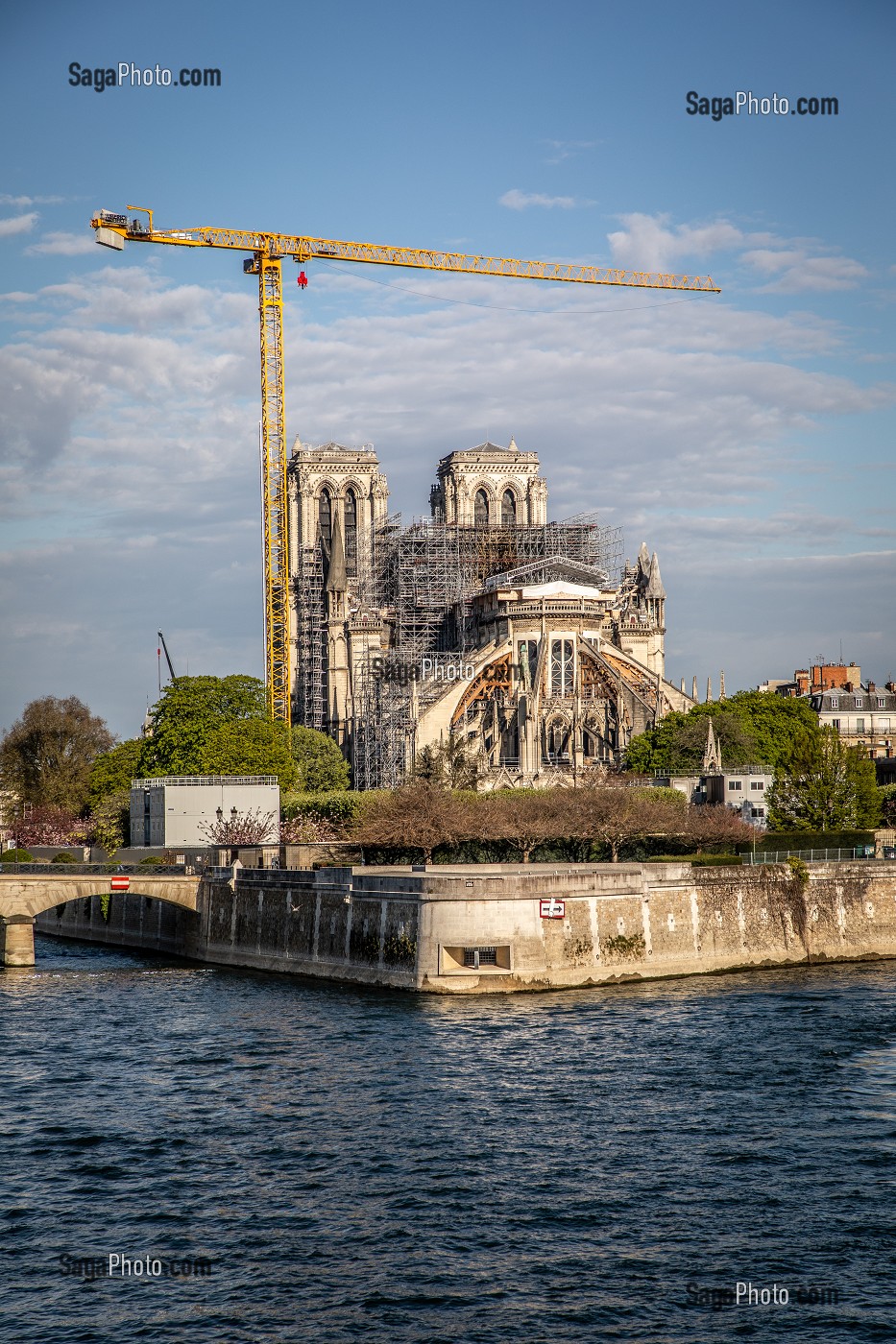 CHANTIER DE RECONSTRUCTION DE NOTRE DAME DE PARIS A L'ARRET LORS DU CONFINEMENT DE LA PANDEMIE DU COVID 19, PARIS, ILE DE FRANCE 