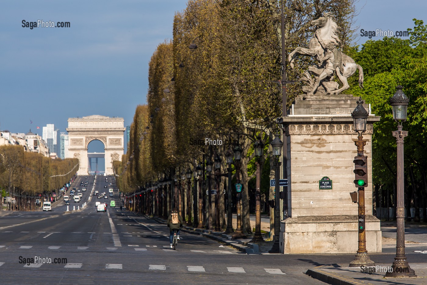 10H DU MATIN, PLACE DE LA CONCORDE, PERSPECTIVE DE AVENUE DES CHAMPS ELYSEES QUASI VIDE LORS DU CONFINEMENT DE LA PANDEMIE DU COVID 19, PARIS, ILE DE FRANCE 