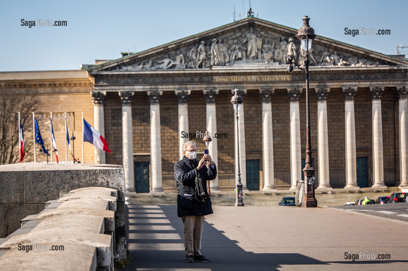 HOMME PORTANT UN MASQUE, PONT DE LA CONCORDE LORS DU CONFINEMENT DE LA PANDEMIE DU COVID 19, PARIS, ILE DE FRANCE 