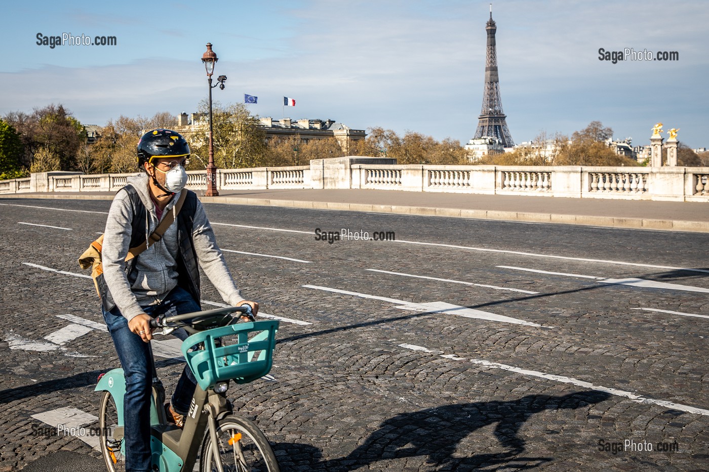 CYCLISTE AVEC UN MASQUE, PONT DE LA CONCORDE LORS DU CONFINEMENT DE LA PANDEMIE DU COVID 19, PARIS, ILE DE FRANCE 