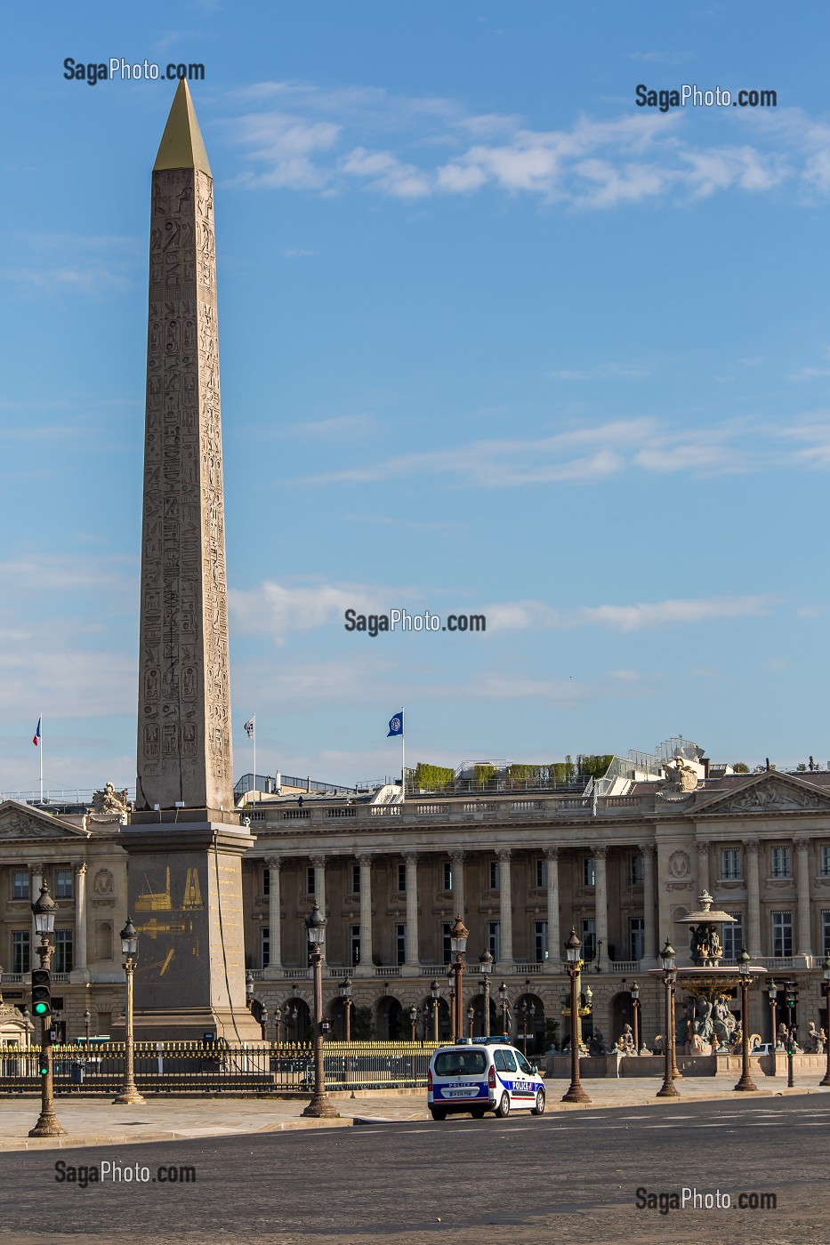 10H DU MATIN, VOITURE DE POLICE PLACE DE LA CONCORDE QUASI VIDE LORS DU CONFINEMENT DE LA PANDEMIE DU COVID 19, PARIS, ILE DE FRANCE 