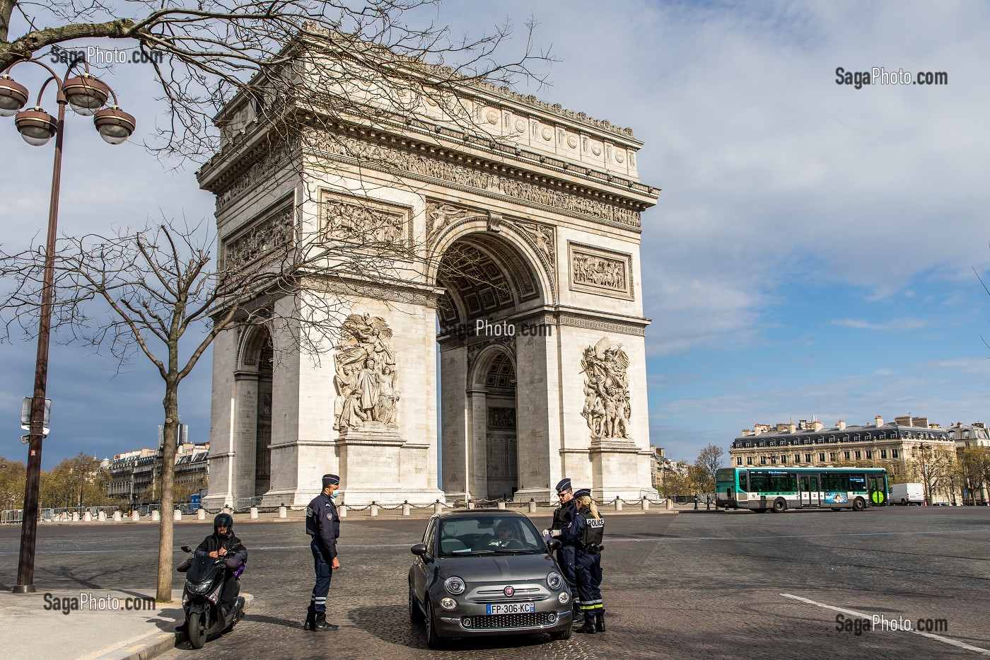 CONTROLE DE POLICE, VERIFICATION DES ATTESTATIONS DE DEPLACEMENT DEROGATOIRE LORS DU CONFINEMENT DE LA PANDEMIE DU COVID 19 PAR LA POLICE NATIONALE, ARC DE TRIOMPHE, PLACE DE L'ETOILE, PARIS, ILE DE FRANCE 