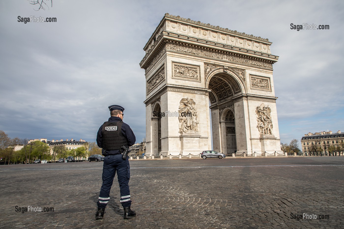 CONTROLE DE POLICE, VERIFICATION DES ATTESTATIONS DE DEPLACEMENT DEROGATOIRE LORS DU CONFINEMENT DE LA PANDEMIE DU COVID 19 PAR LA POLICE NATIONALE, ARC DE TRIOMPHE, PLACE DE L'ETOILE, PARIS, ILE DE FRANCE 