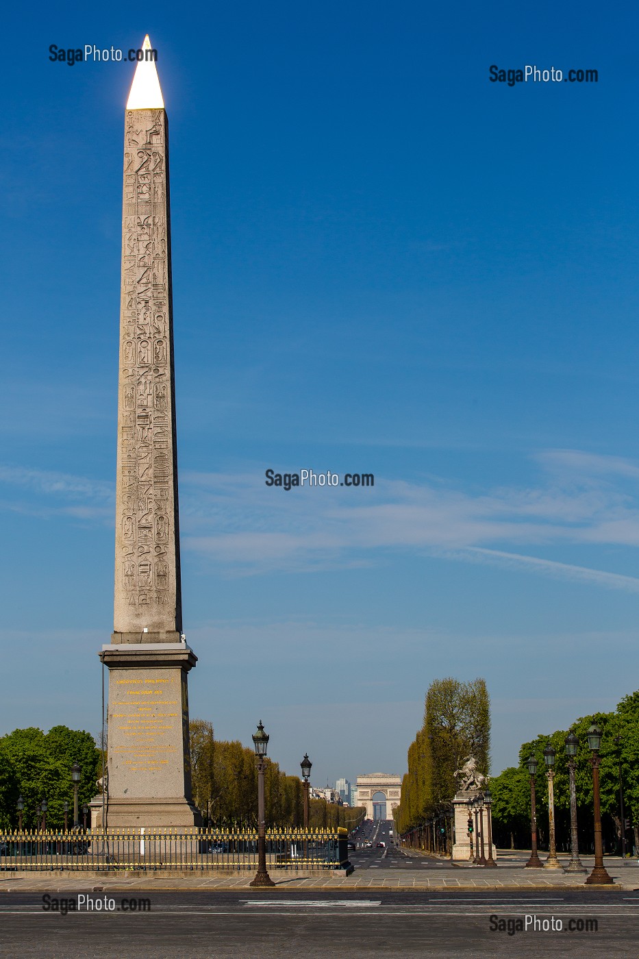 OBELISQUE, PLACE DE LA CONCORDE, PERSPECTIVE DE AVENUE DES CHAMPS ELYSEES QUASI VIDE LORS DU CONFINEMENT DE LA PANDEMIE DU COVID 19, PARIS, ILE DE FRANCE 