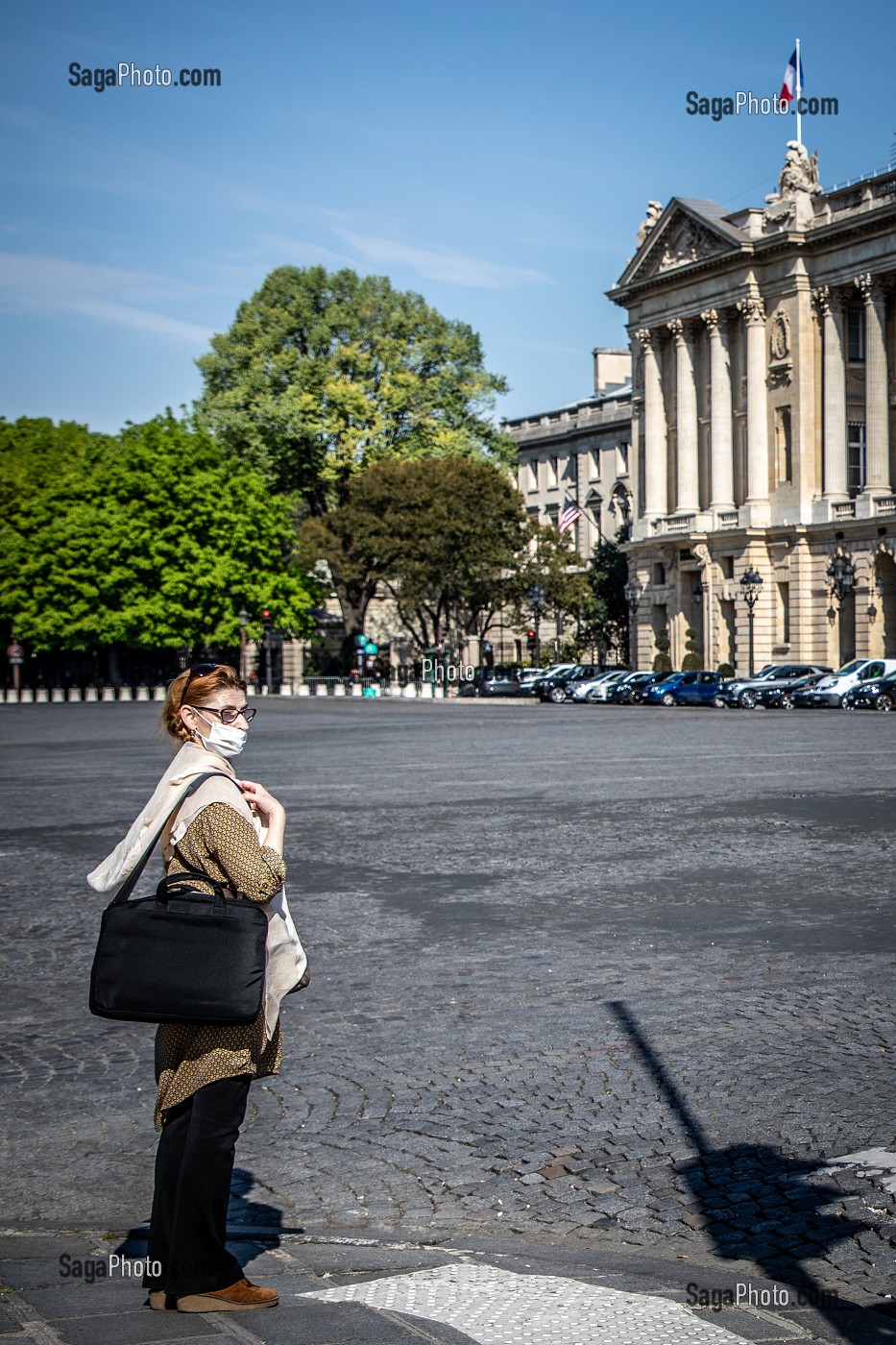 PASSANTE AVEC UN MASQUE, PLACE DE LA CONCORDE, LORS DU CONFINEMENT DE LA PANDEMIE DU COVID 19, PARIS, ILE DE FRANCE 