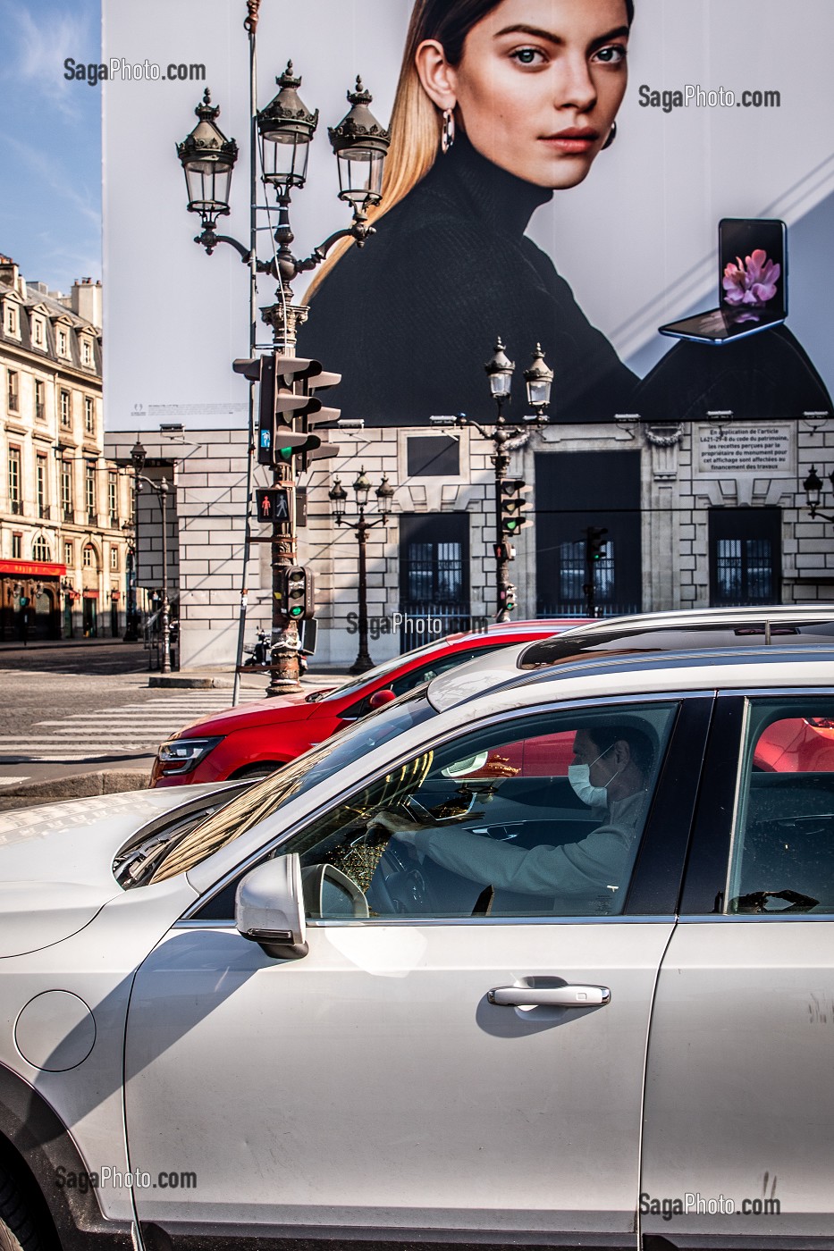 CONDUCTEUR AVEC UN MASQUE, PLACE DE LA CONCORDE, LORS DU CONFINEMENT DE LA PANDEMIE DU COVID 19, PARIS, ILE DE FRANCE 