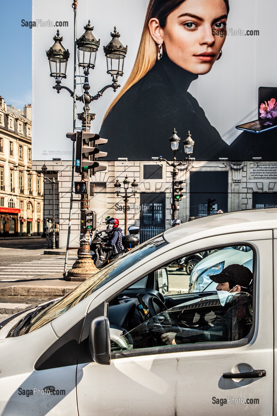 LIVREUR AVEC UN MASQUE, PLACE DE LA CONCORDE, LORS DU CONFINEMENT DE LA PANDEMIE DU COVID 19, PARIS, ILE DE FRANCE 