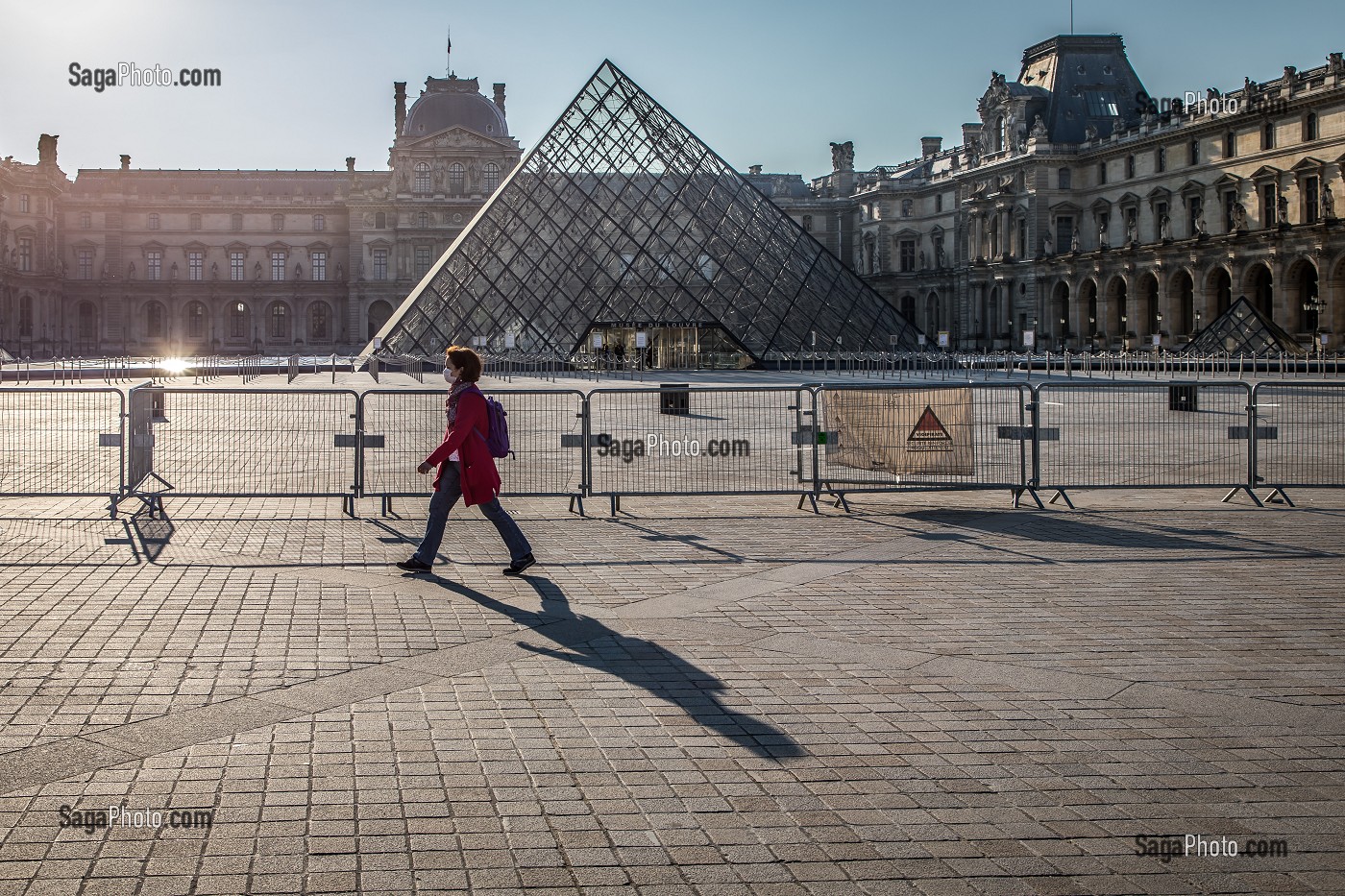 PASSANTE AVEC UN MASQUE DEVANT LE CARROUSEL DU LOUVRE FERME LORS DU CONFINEMENT DE LA PANDEMIE DU COVID 19, PARIS, ILE DE FRANCE 