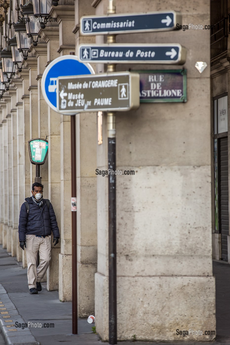 PASSANT AVEC UN MASQUE RUE DE RIVOLI LORS DU CONFINEMENT DE LA PANDEMIE DU COVID 19, PARIS, ILE DE FRANCE 