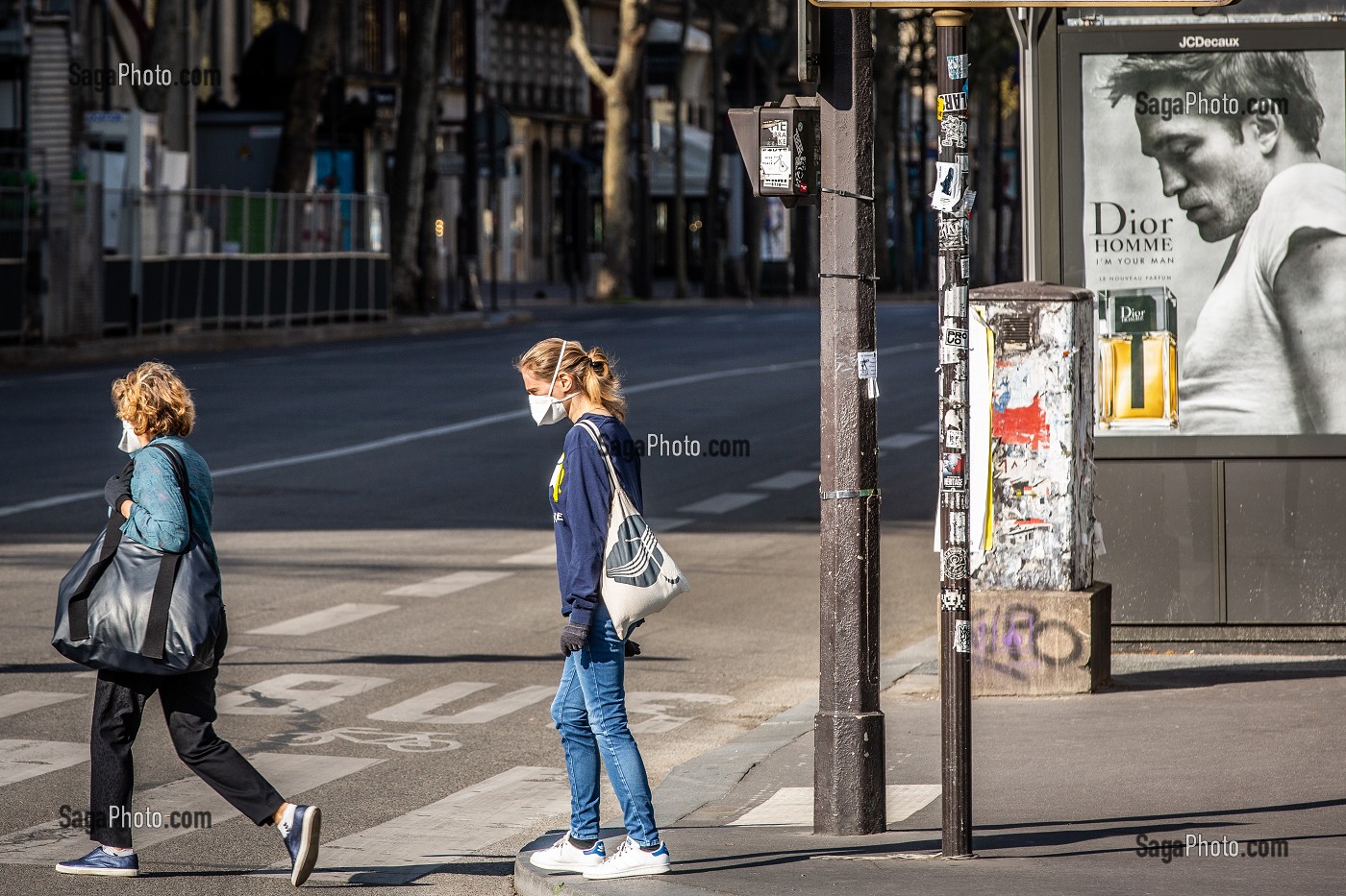 PASSANTES AVEC UN MASQUE PLACE DE L’OPERA LORS DU CONFINEMENT DE LA PANDEMIE DU COVID 19, PARIS, ILE DE FRANCE 