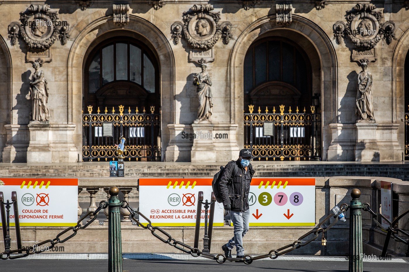 HOMME AVEC UN MASQUE PLACE DE L’OPERA LORS DU CONFINEMENT DE LA PANDEMIE DU COVID 19, PARIS, ILE DE FRANCE 