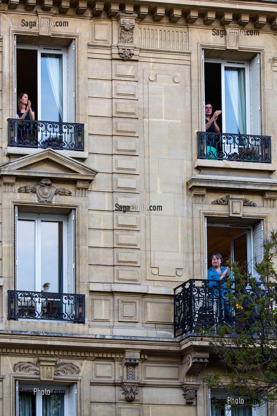 A 20H TOUS LES SOIRS LA FRANCE APPLAUDIT LES SOIGNANTS LORS DU CONFINEMENT DE LA PANDEMIE DU COVID 19, PARIS, ILE DE FRANCE 