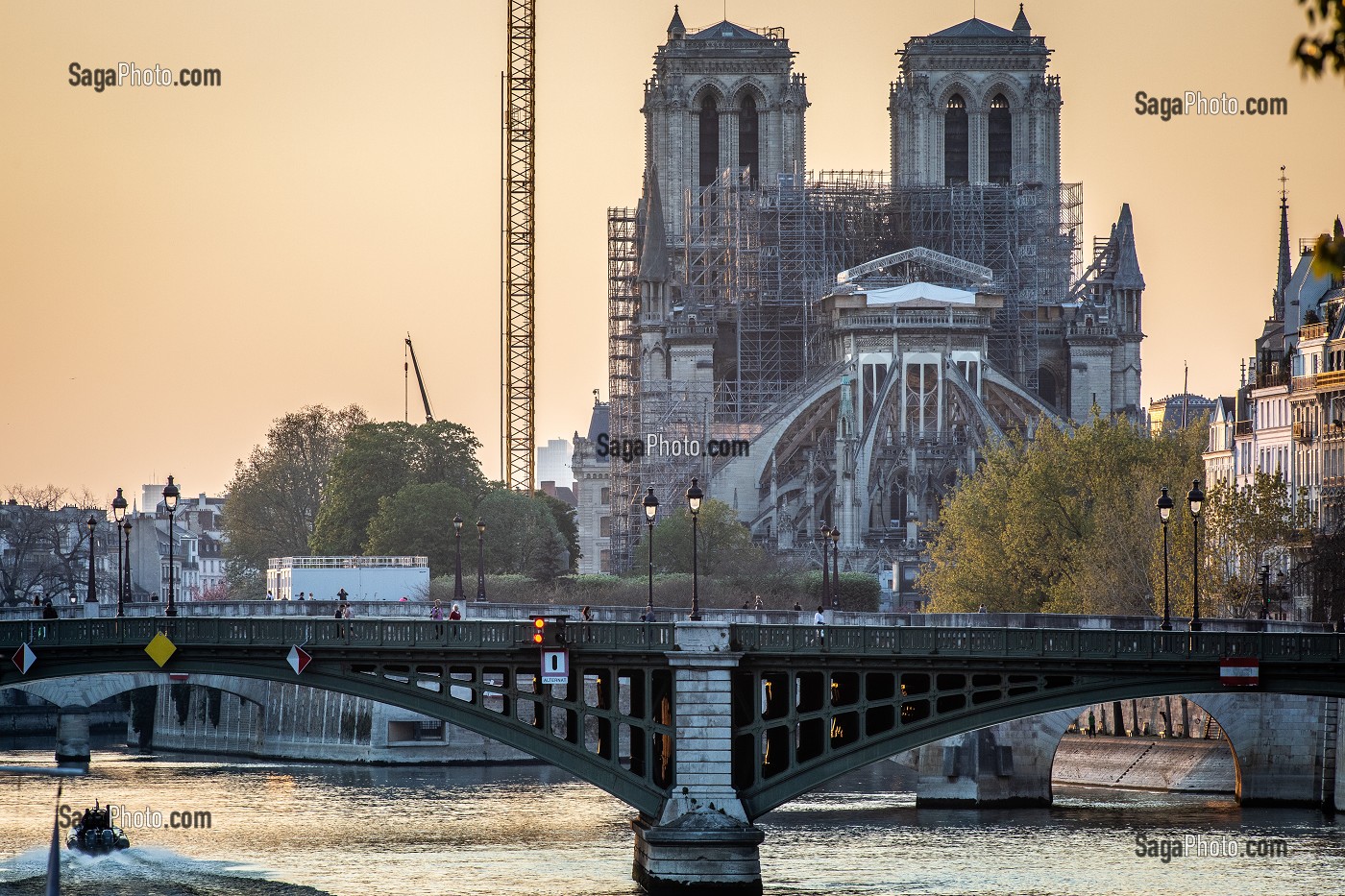 1 ANS APRES L'INCENDIE, CHANTIER DE RECONSTRUCTION DE NOTRE DAME DE PARIS A L'ARRET LORS DU CONFINEMENT DE LA PANDEMIE DU COVID 19, PARIS, ILE DE FRANCE 