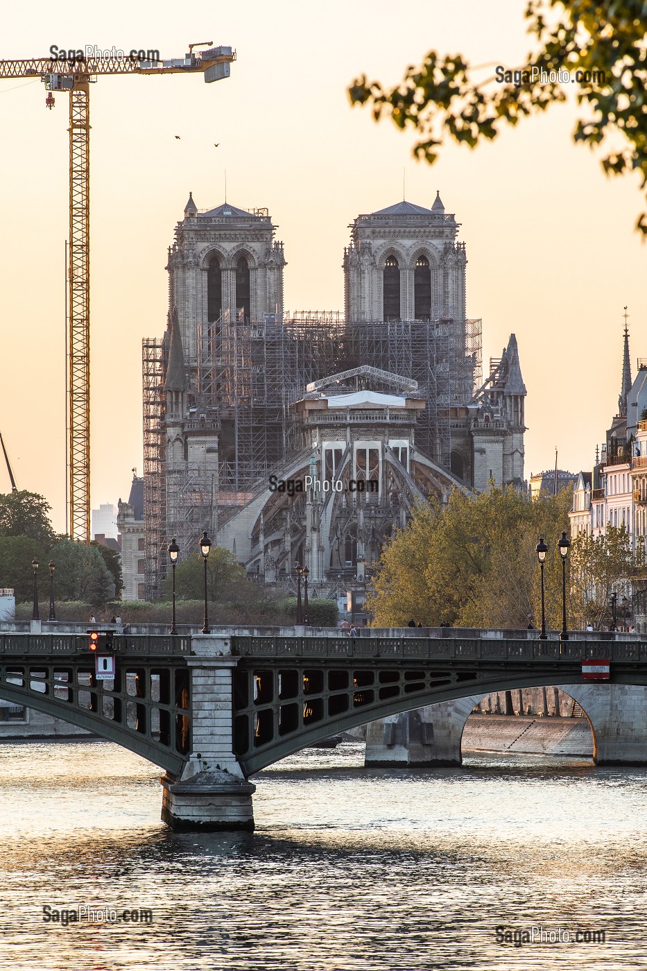 1 ANS APRES L'INCENDIE, CHANTIER DE RECONSTRUCTION DE NOTRE DAME DE PARIS A L'ARRET LORS DU CONFINEMENT DE LA PANDEMIE DU COVID 19, PARIS, ILE DE FRANCE 