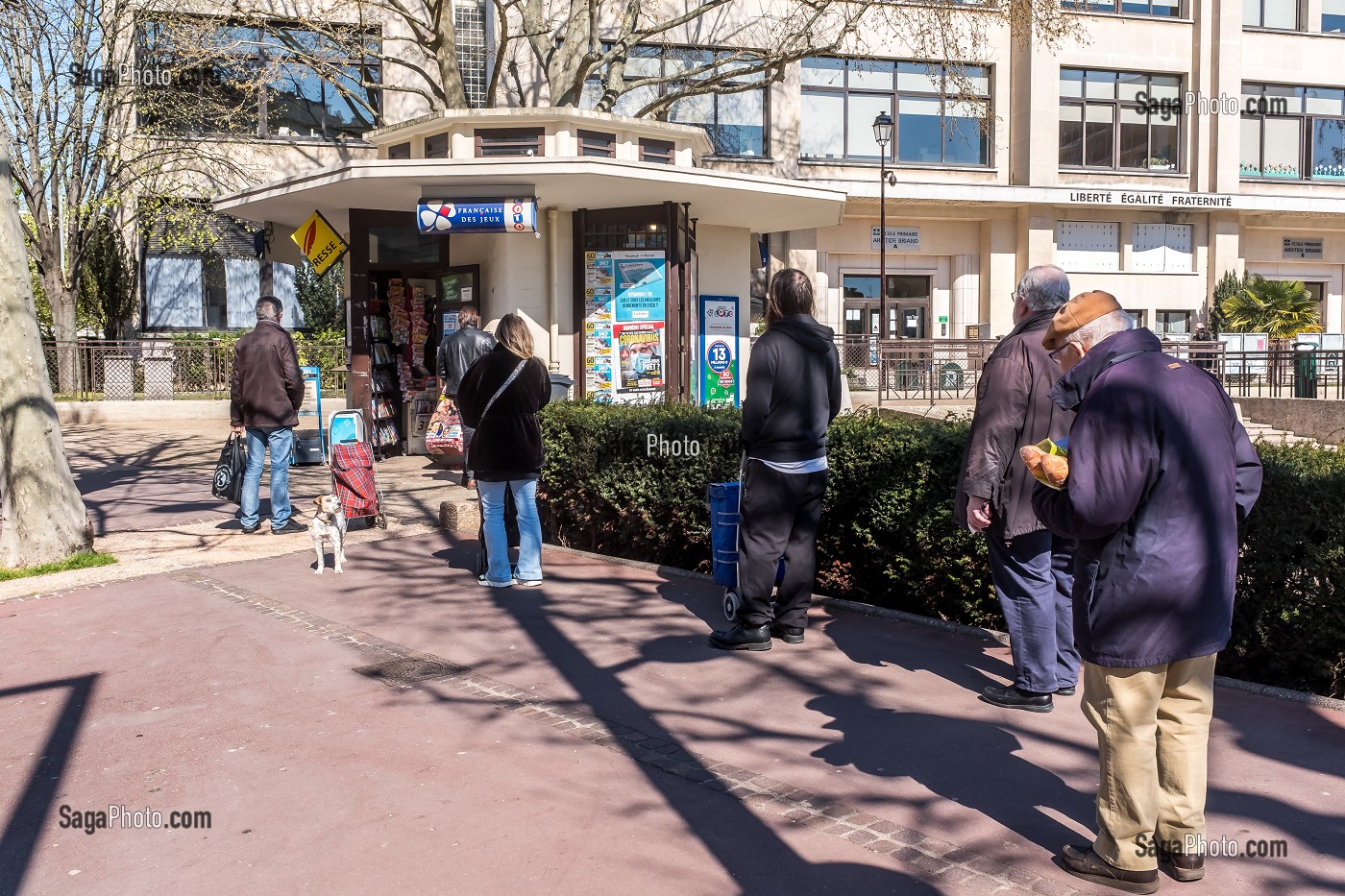 FILE D'ATTENTE DEVANT UN KIOSQUE A JOURNAUX EN RESPECTANT LES DISTANCES DE SECURITE LORS DE LA PANDEMIE DU COVID 19, PARIS, ILE DE FRANCE 